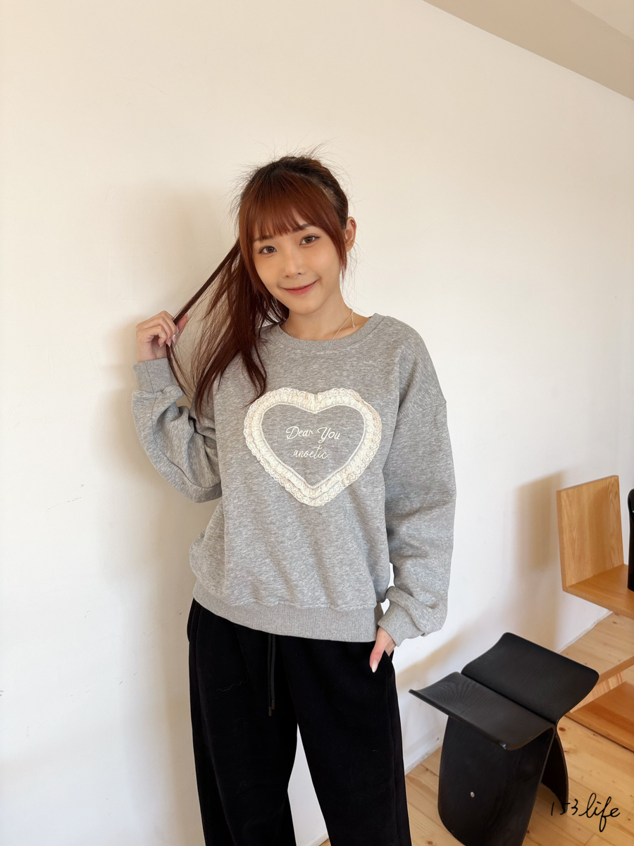 |現貨|蕾絲立體愛心英文大學T(2色)