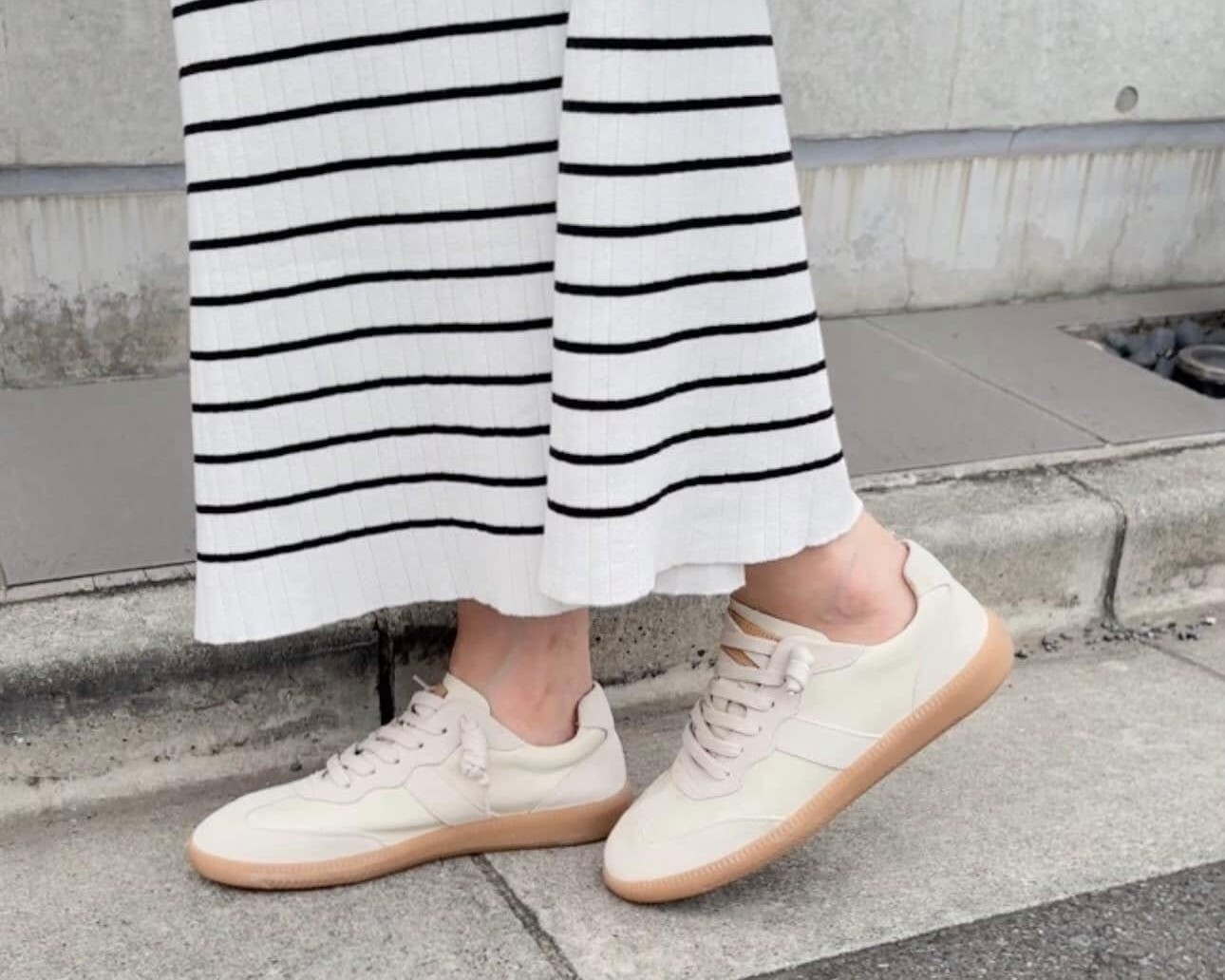 Sanly Joy 米白色真皮德訓鞋穿搭，示範 Clean Fit 極簡風格，奶油白配色比正白色更柔和不顯黑，搭配淺色牛仔褲展現春夏清爽活力，是百搭又耐看的台灣製真皮小白鞋推薦。