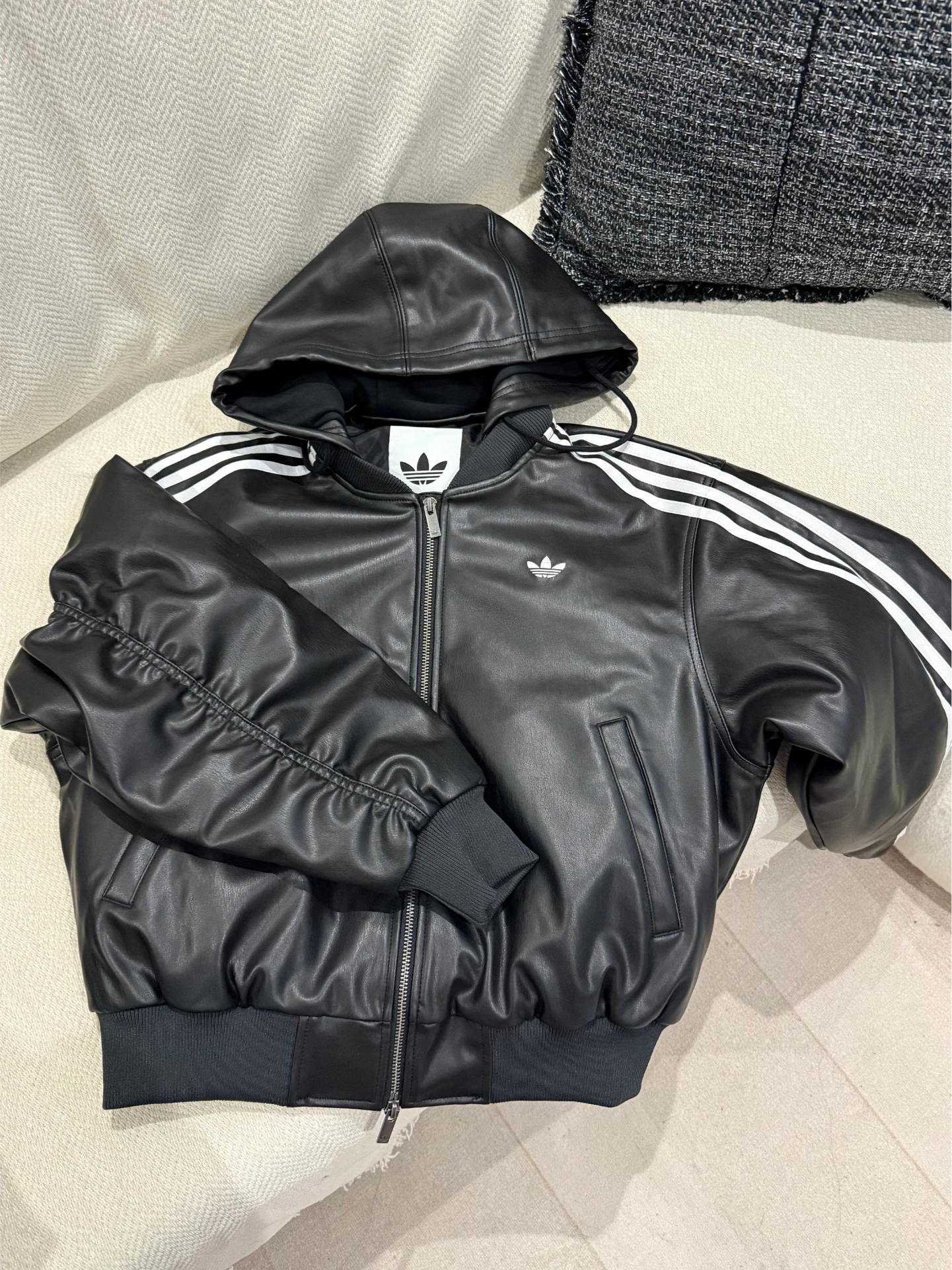 代購-Adidas Originals W PLEATHER JACKET PAD 連帽 皮外套 （帽可拆）黑/紅 女款 KU6857/KU6858