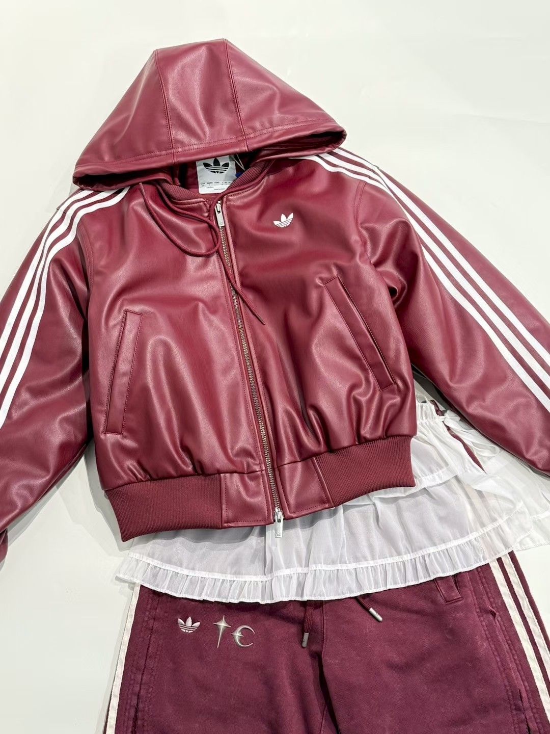 代購-Adidas Originals W PLEATHER JACKET PAD 連帽 皮外套 （帽可拆）黑/紅 女款 KU6857/KU6858