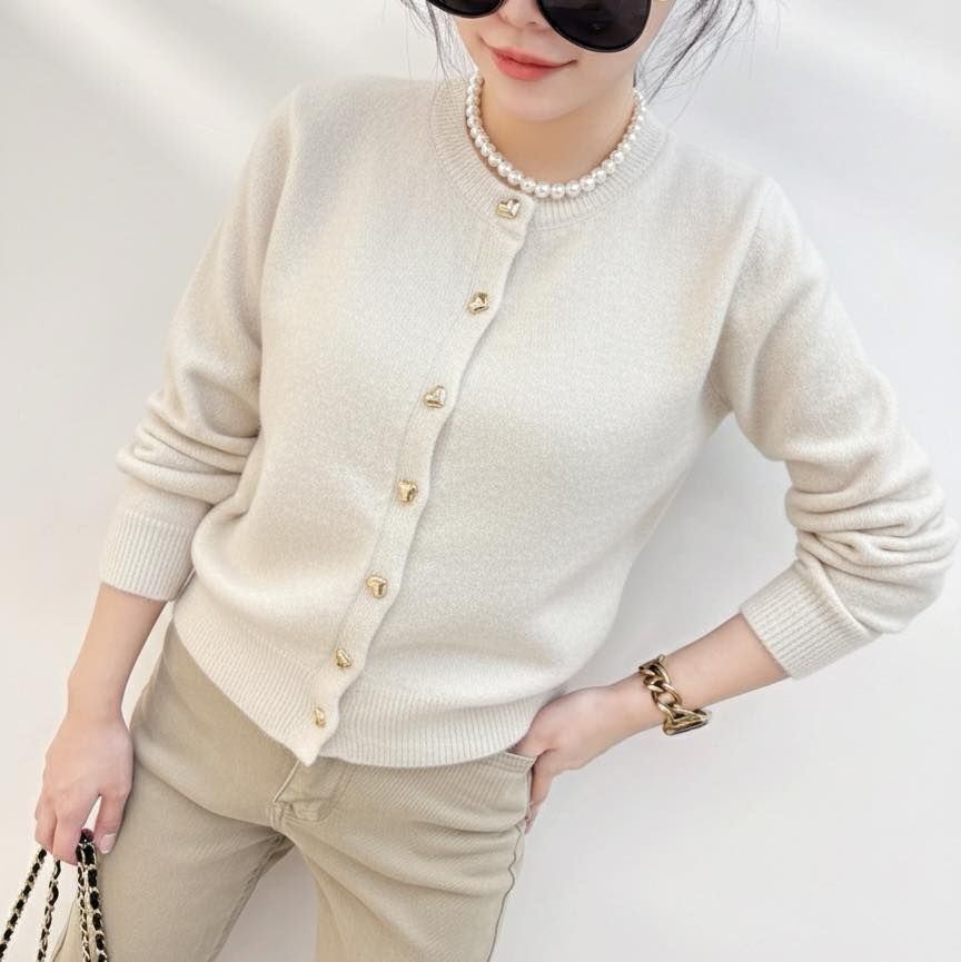 【質感愛心釦厚磅羊絨針織外套】（現貨）