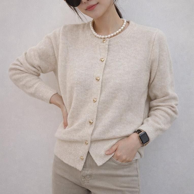 【質感愛心釦厚磅羊絨針織外套】（現貨）