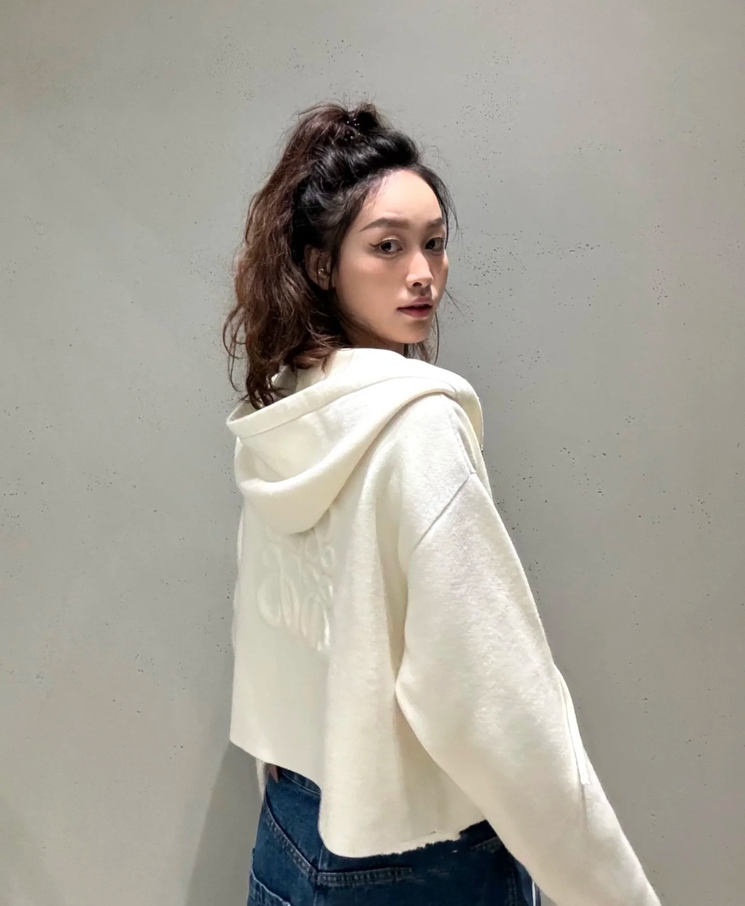 LOEWE 奶油白 背後Logo 拉鏈外套 女款