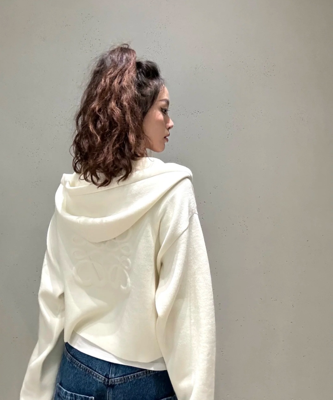 LOEWE 奶油白 背後Logo 拉鏈外套 女款