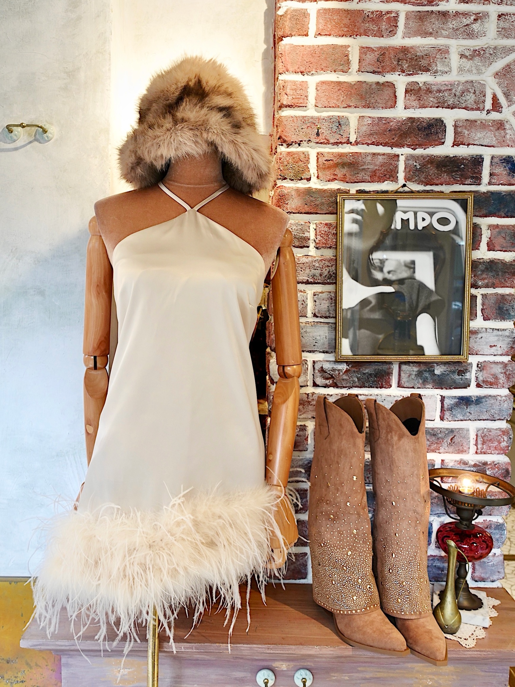 Champagne香檳色緞面繞脖露背羽毛飾邊Dress