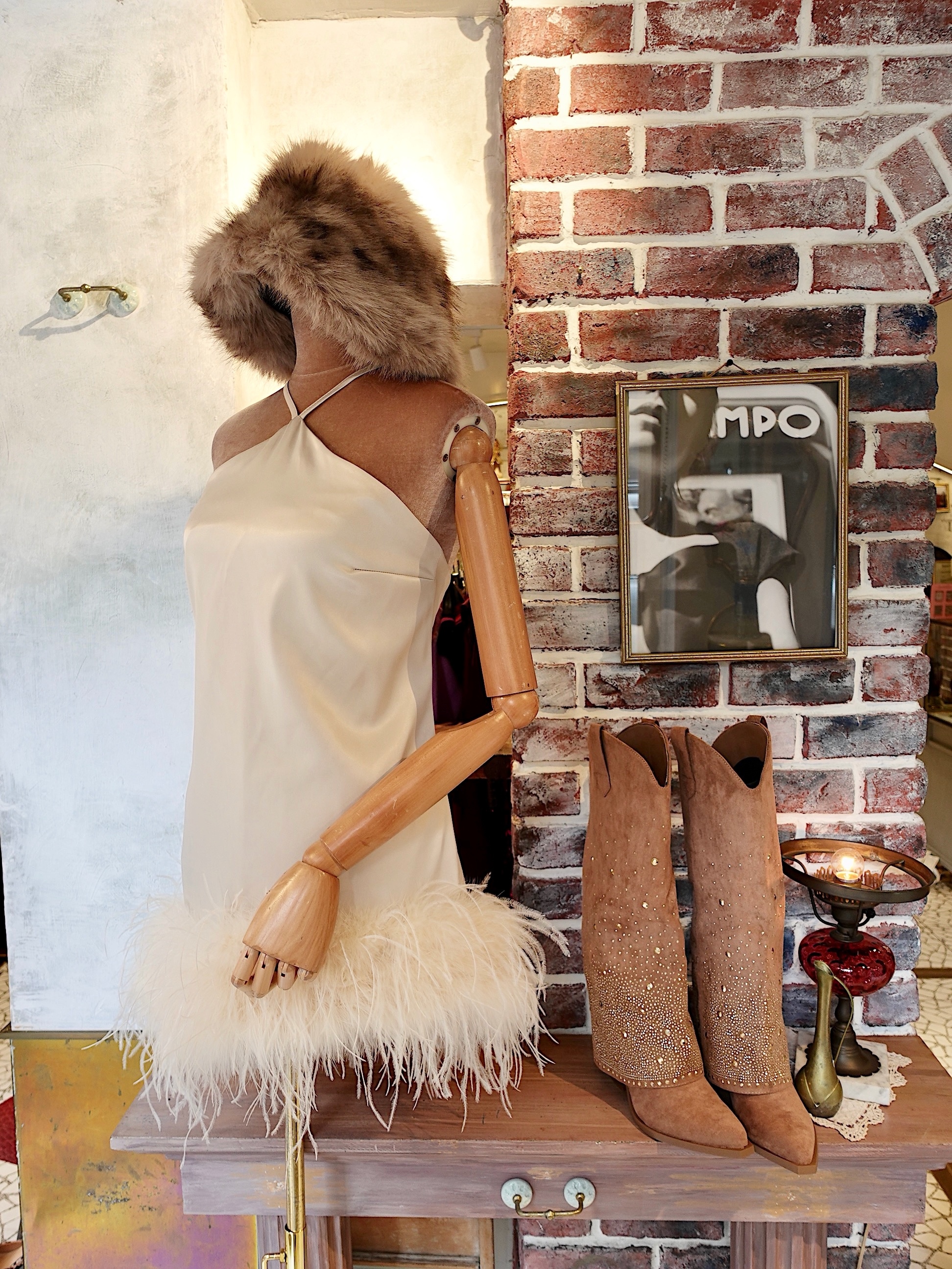 Champagne香檳色緞面繞脖露背羽毛飾邊Dress