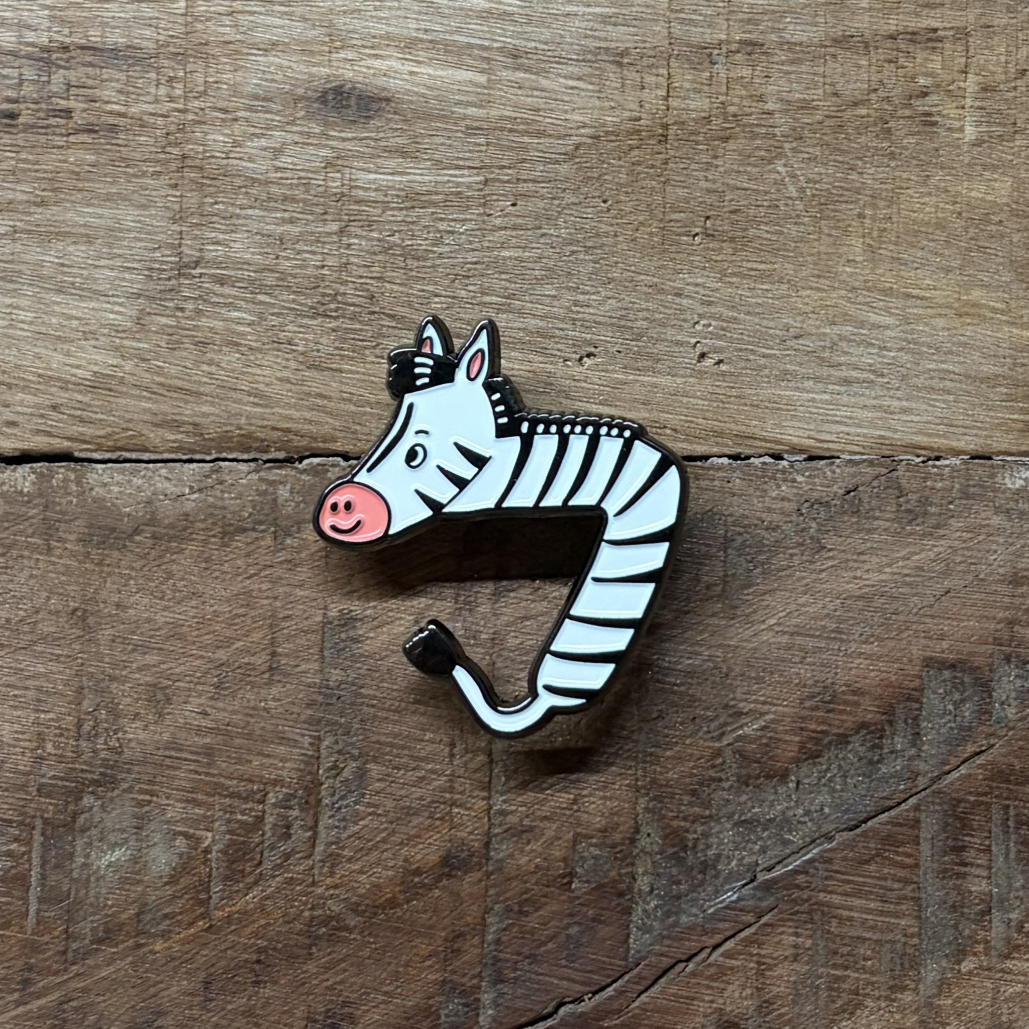 斑馬的「ㄅ」/銅烤漆金屬徽章/注音符號系列