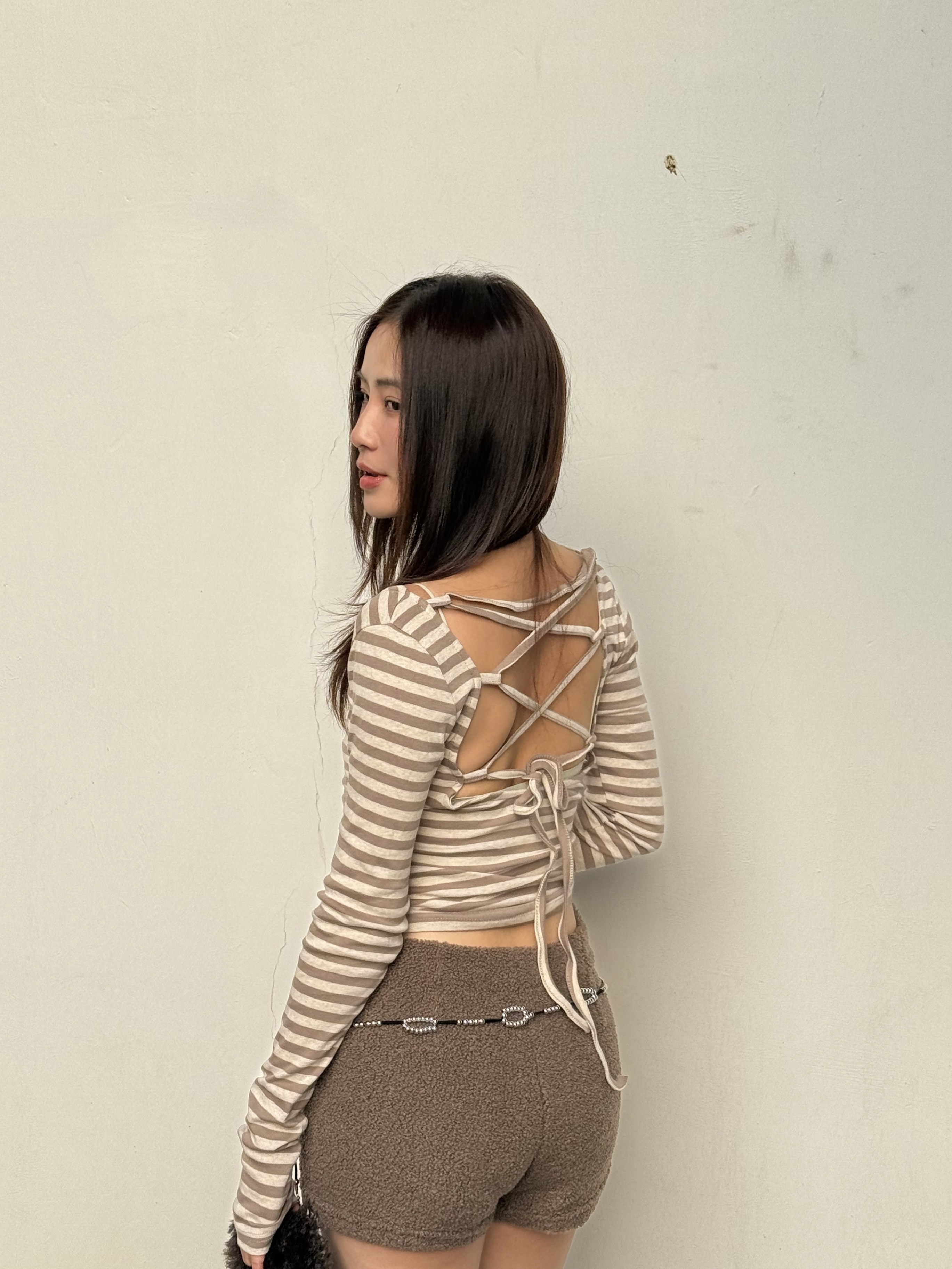 (訂購)美背間條綁帶V領上衣 T0103(黑白/啡白)