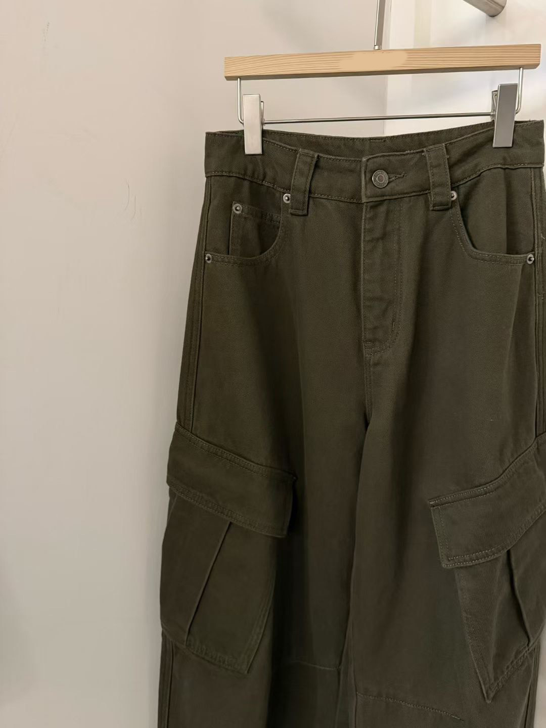 單釦雙口袋造型挺版工裝褲-S-Ｍ / 2色