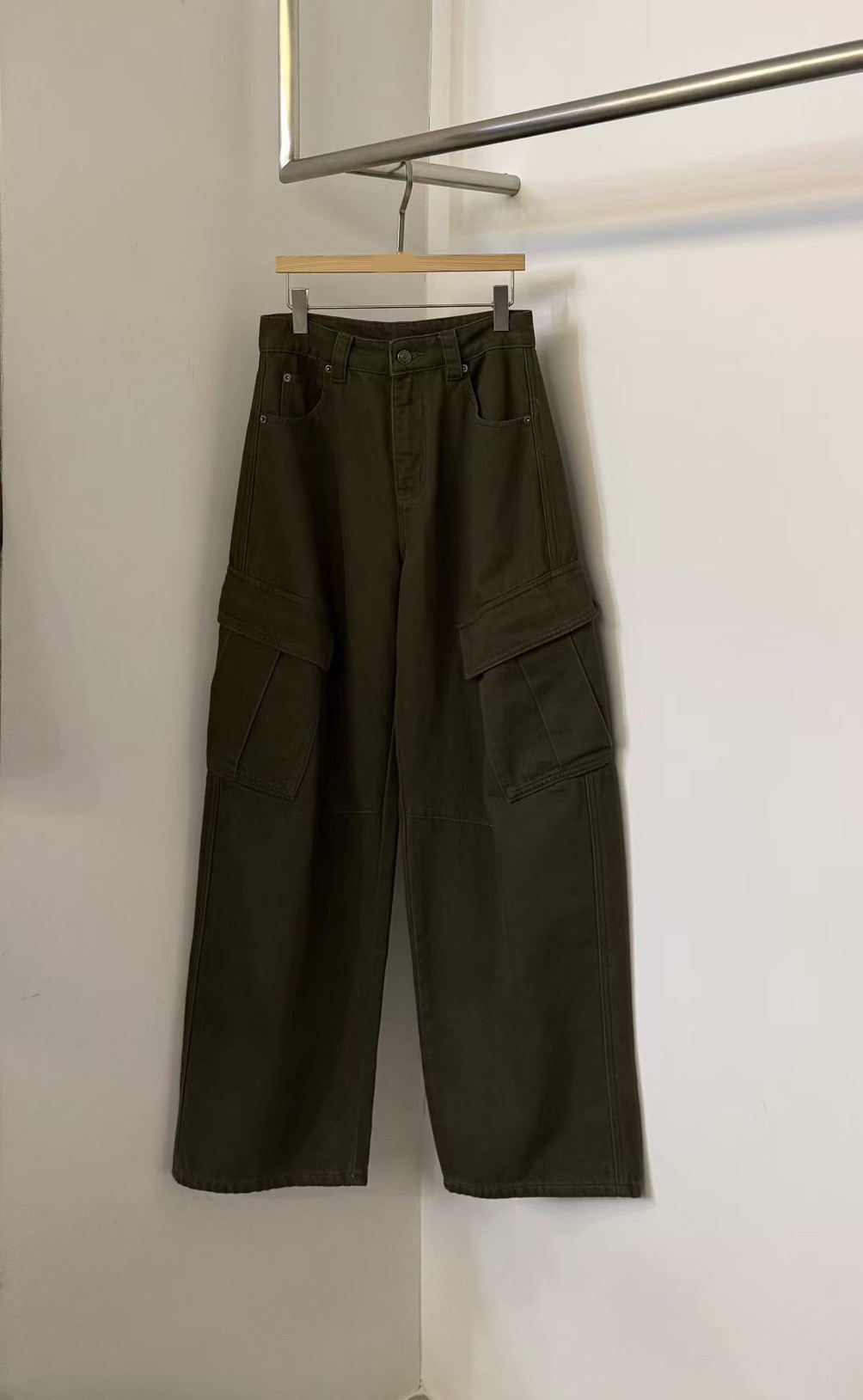 單釦雙口袋造型挺版工裝褲-S-Ｍ / 2色