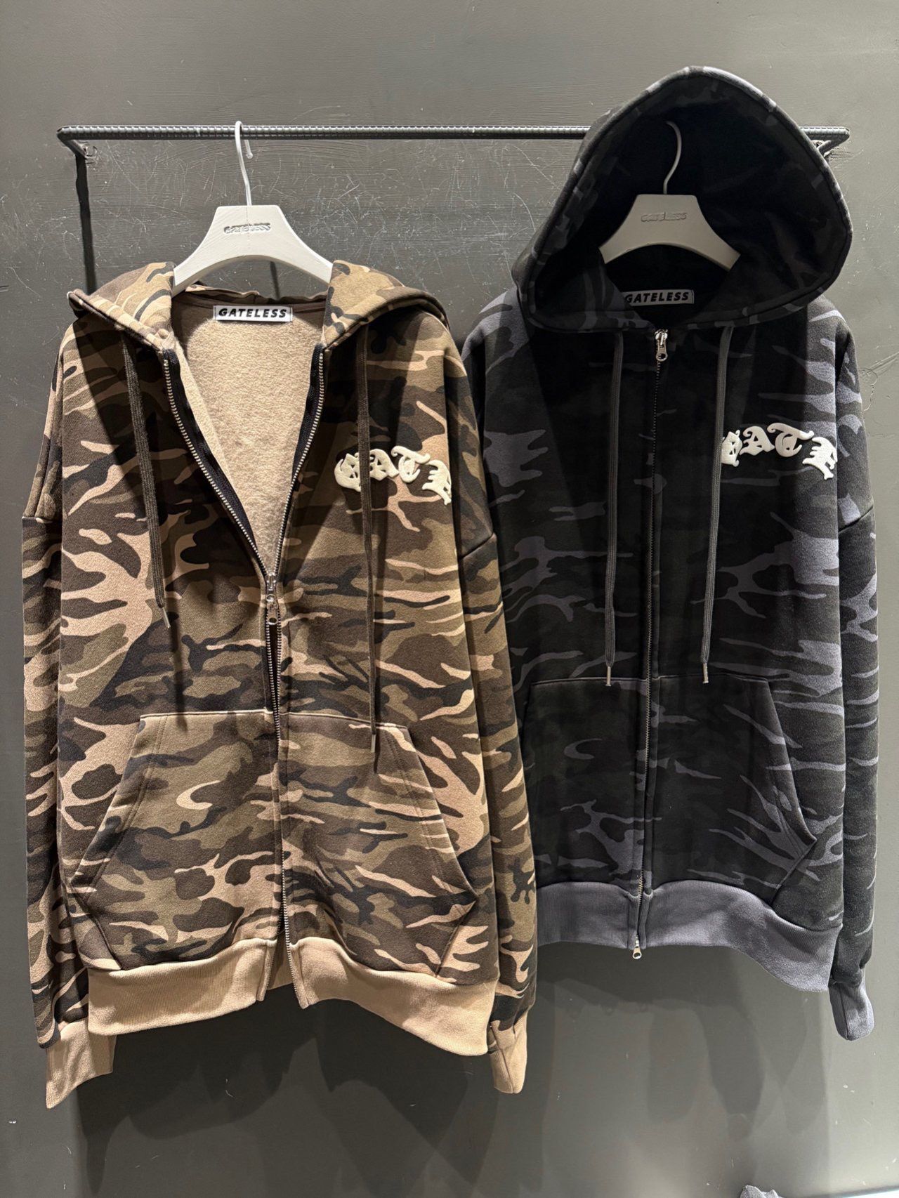 迷彩英文字連帽拉鍊外套(薄抓毛底) SUB-044JK