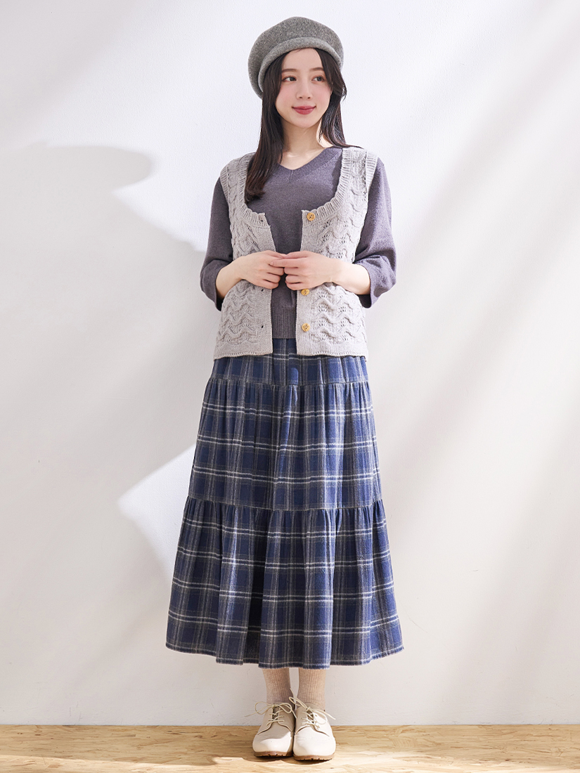 木釦簍空背心V領針織上衣格紋蛋糕裙組合