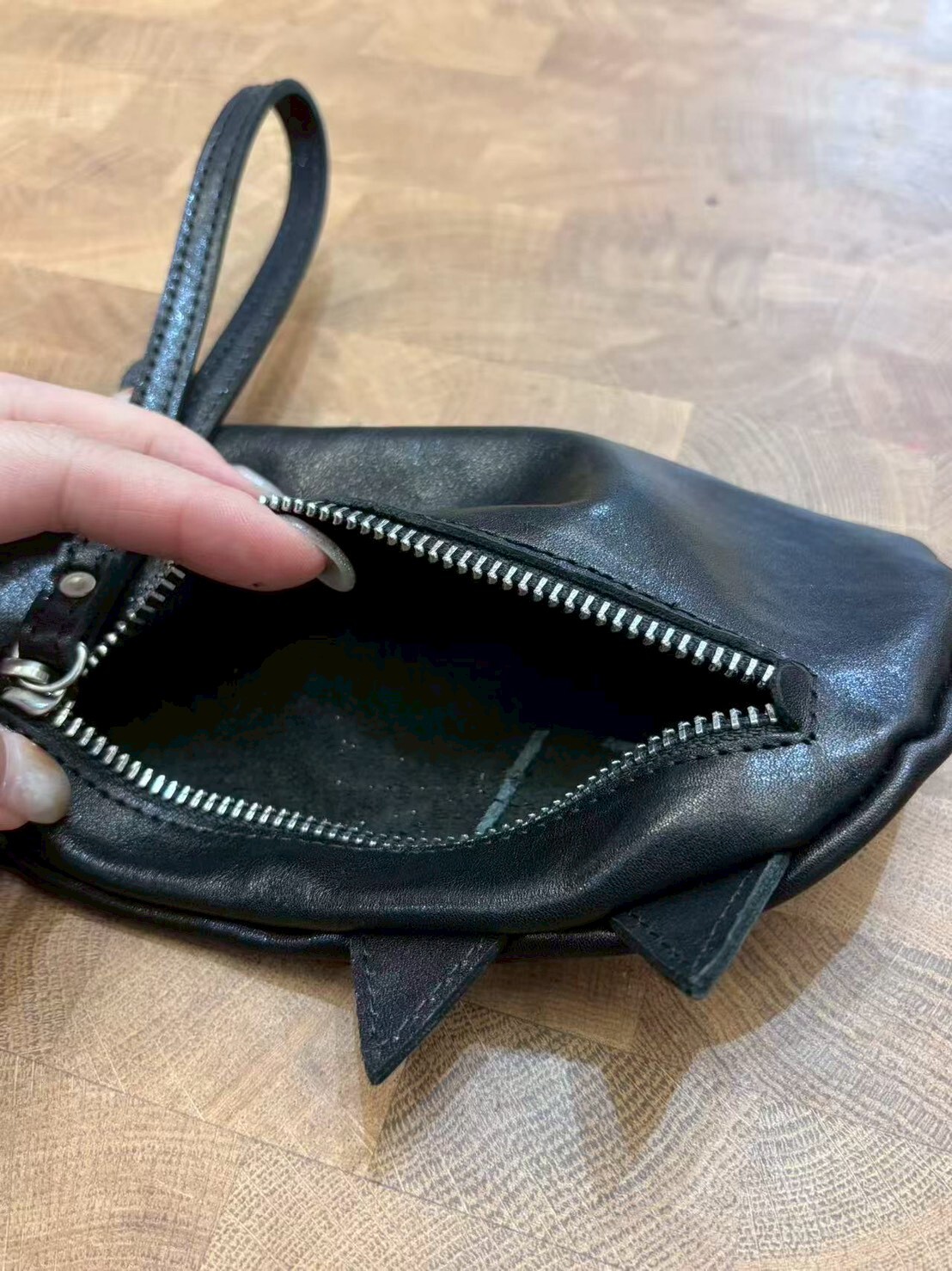 F31【日系貓咪植鞣皮革手拿包】