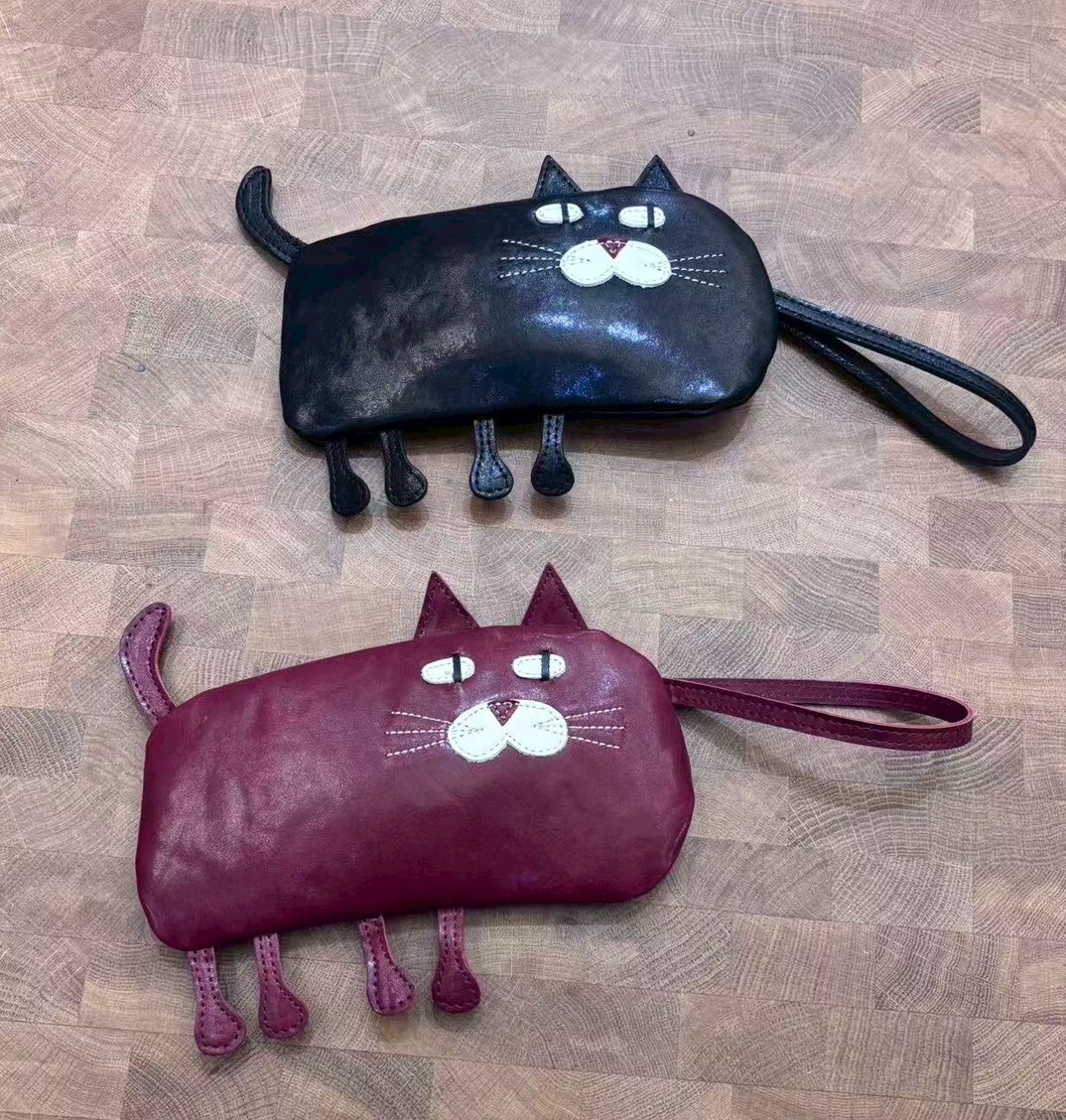 F31【日系貓咪植鞣皮革手拿包】