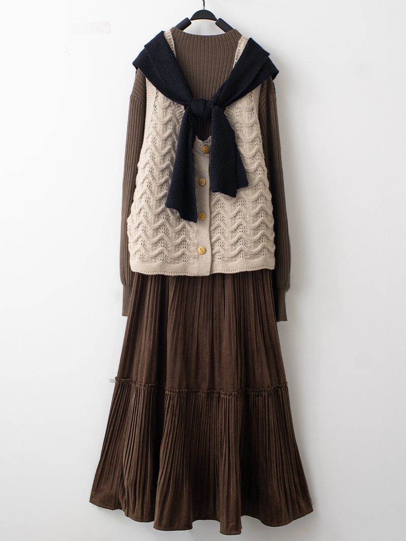 木釦簍空背心泡泡袖毛衣壓褶絨面長裙組合