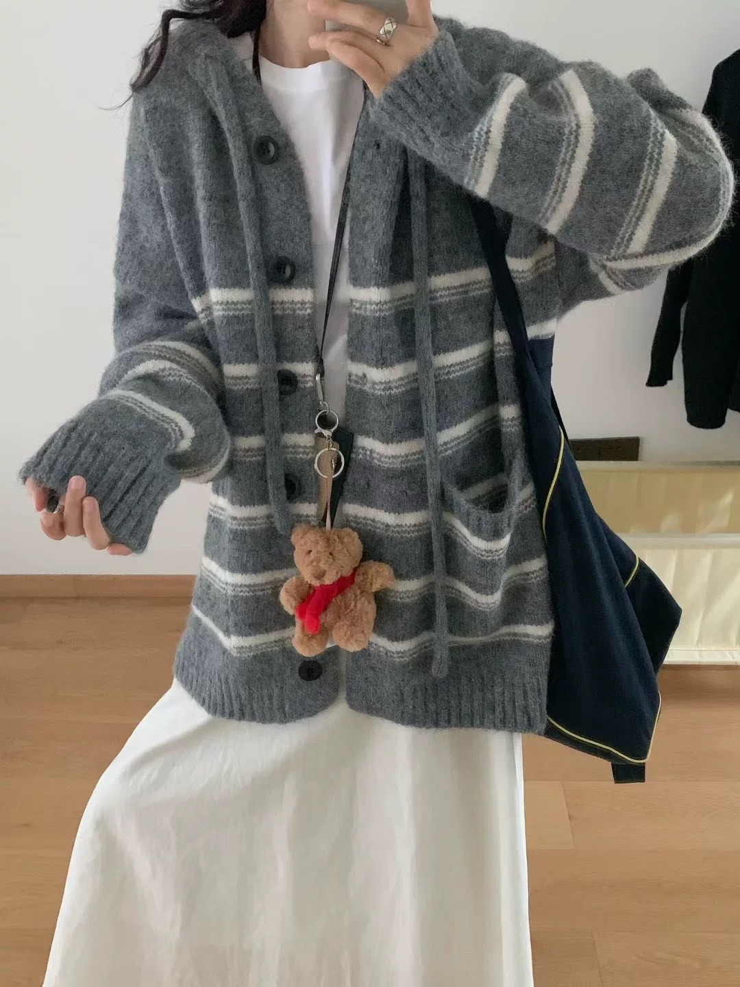 黑釦雙口袋條紋連帽針織外套