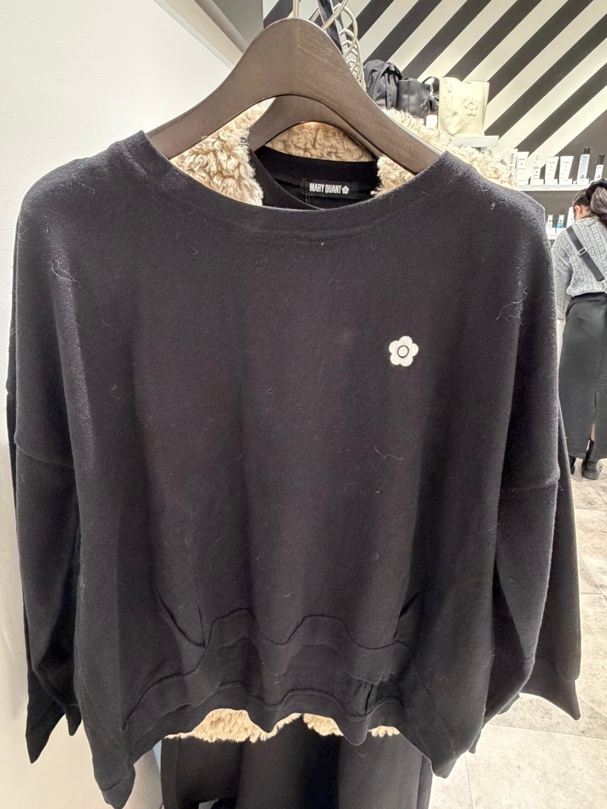 20251231Mary Quart 黑色小花logo上衣
