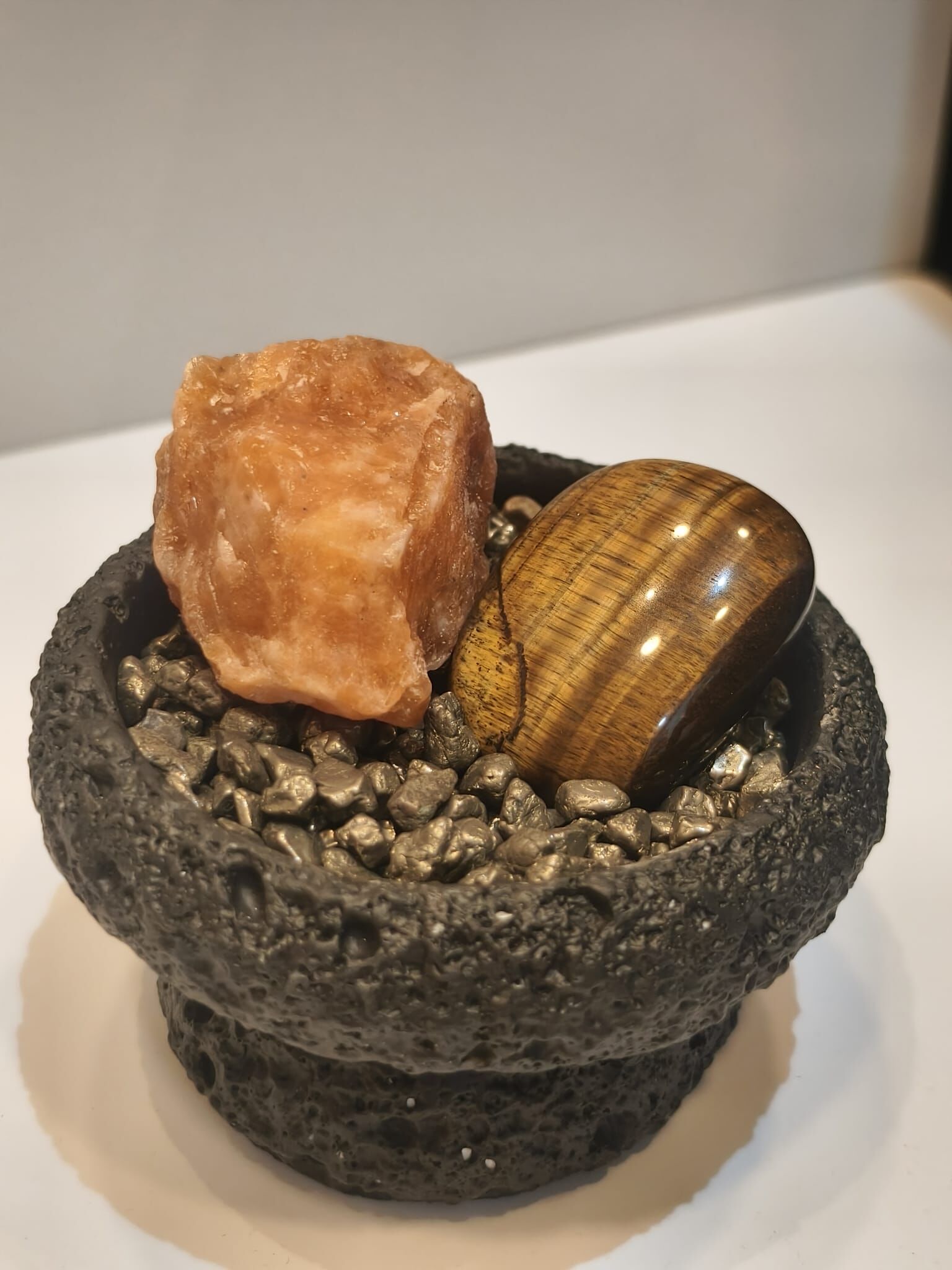 0102CYST20-水晶CS-金生水 鐵礦米、金太陽原石、虎眼石連水缸 (A20)