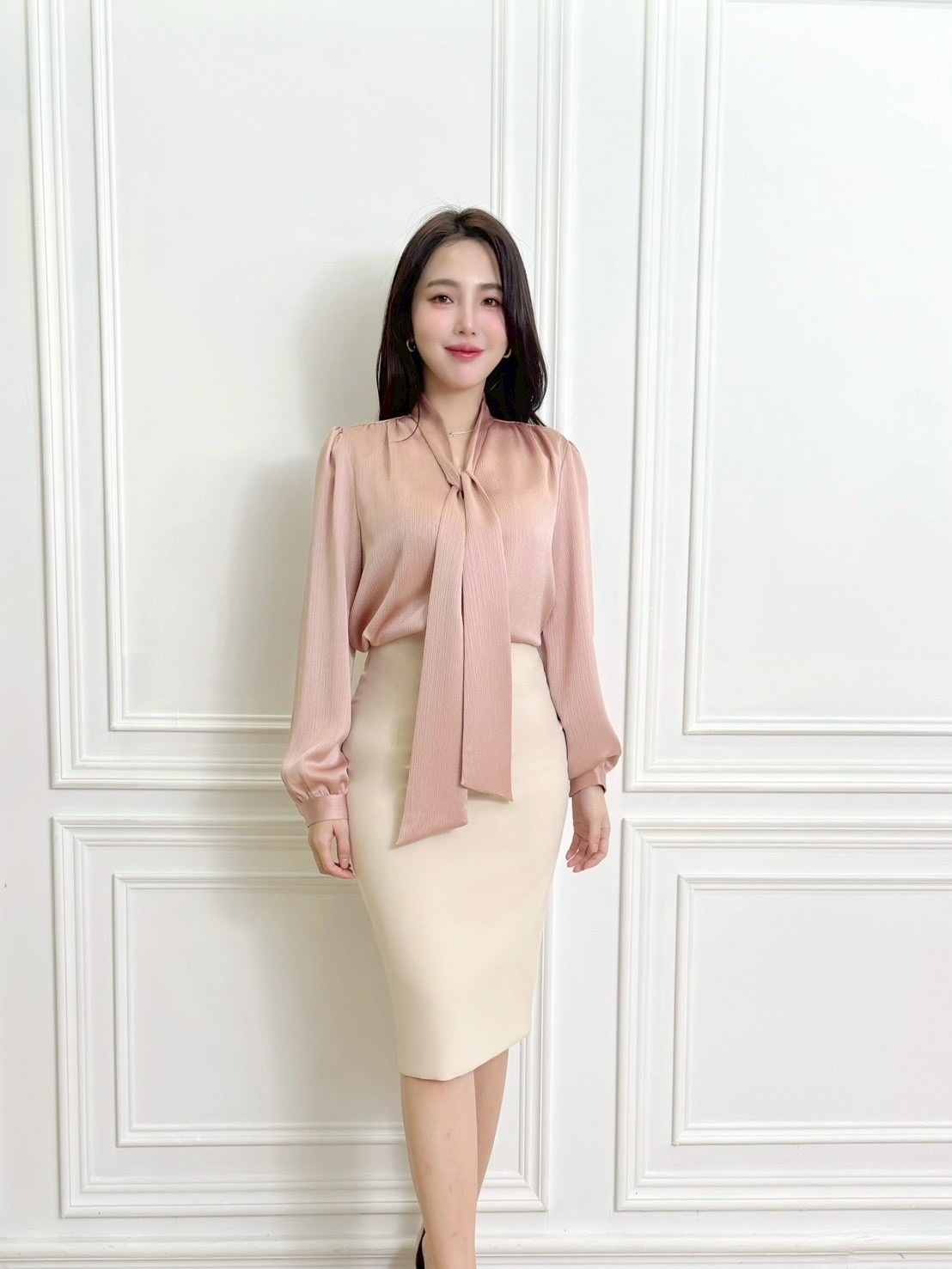 女神範!細緻紋路領巾襯衫