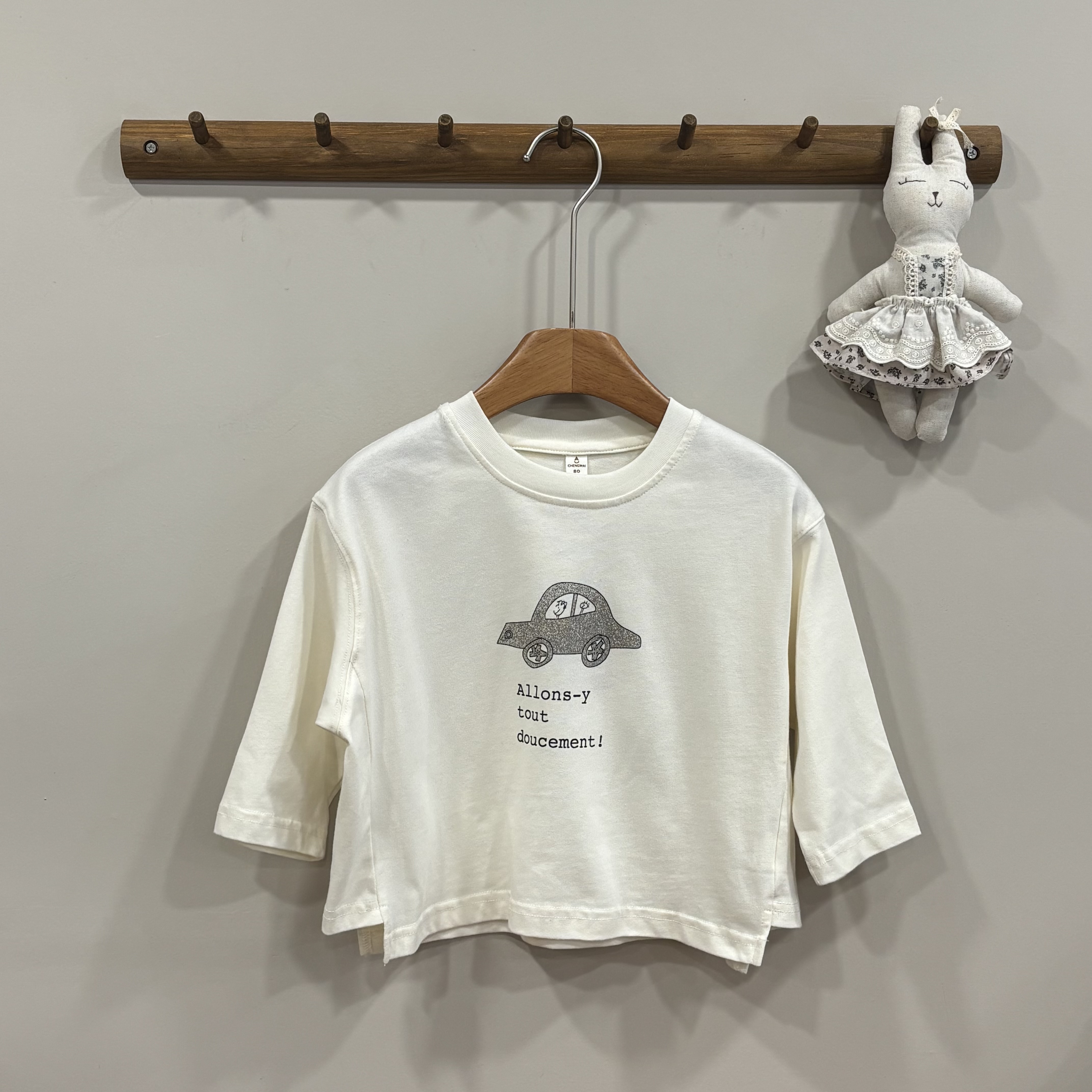 A03942車車字母薄款上衣