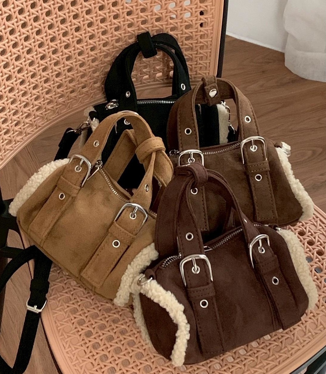 拼接泰迪毛釦環麂皮小包