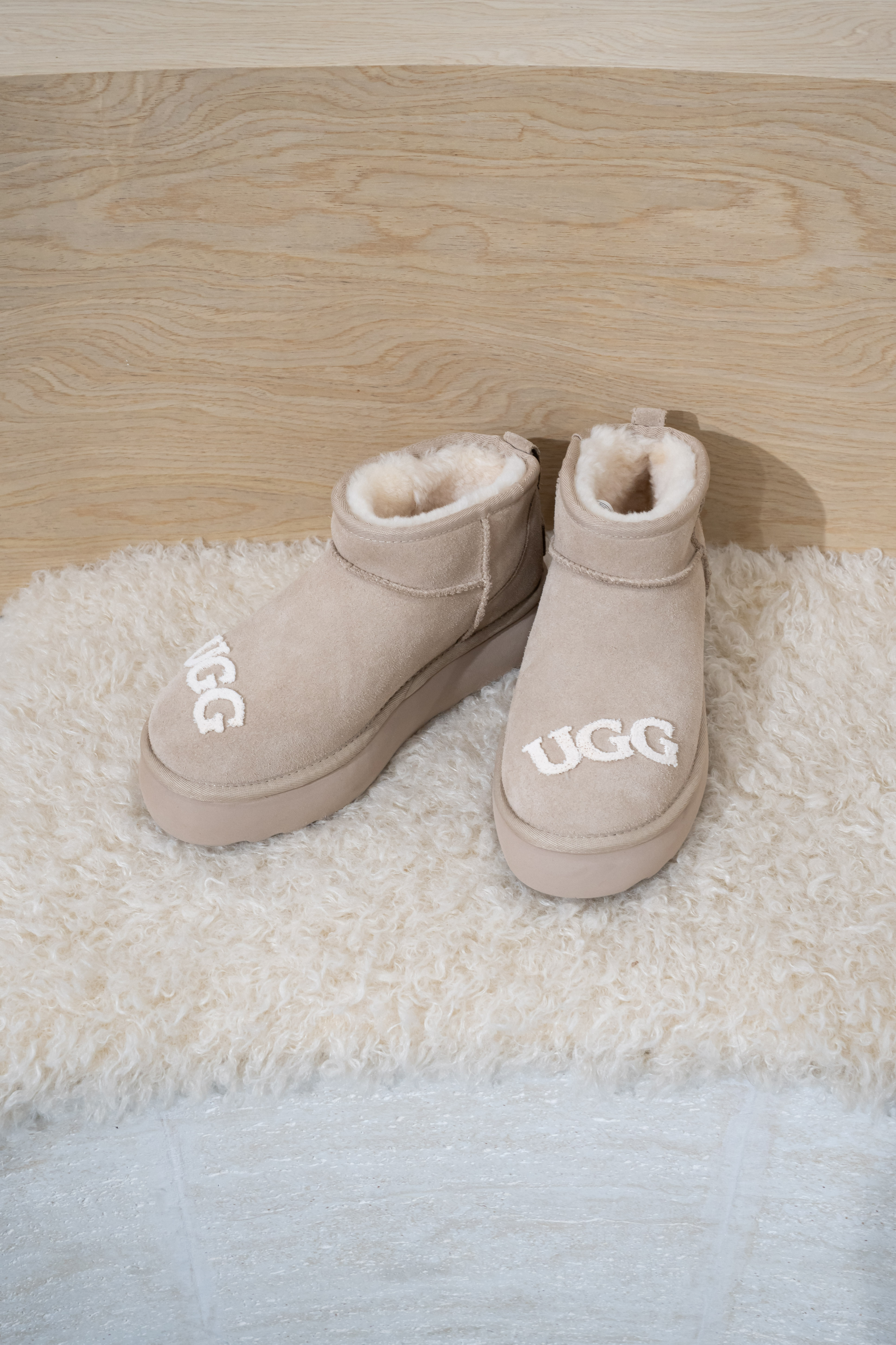 【2色入】UGG Ozlana Logo Cake-Shaped Platform Boot