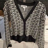 [S] DKNY BLK/EGGNOG LOGO JACQUARD LONG SLEEVE, DJ5R0807-2L5 (SD1630)