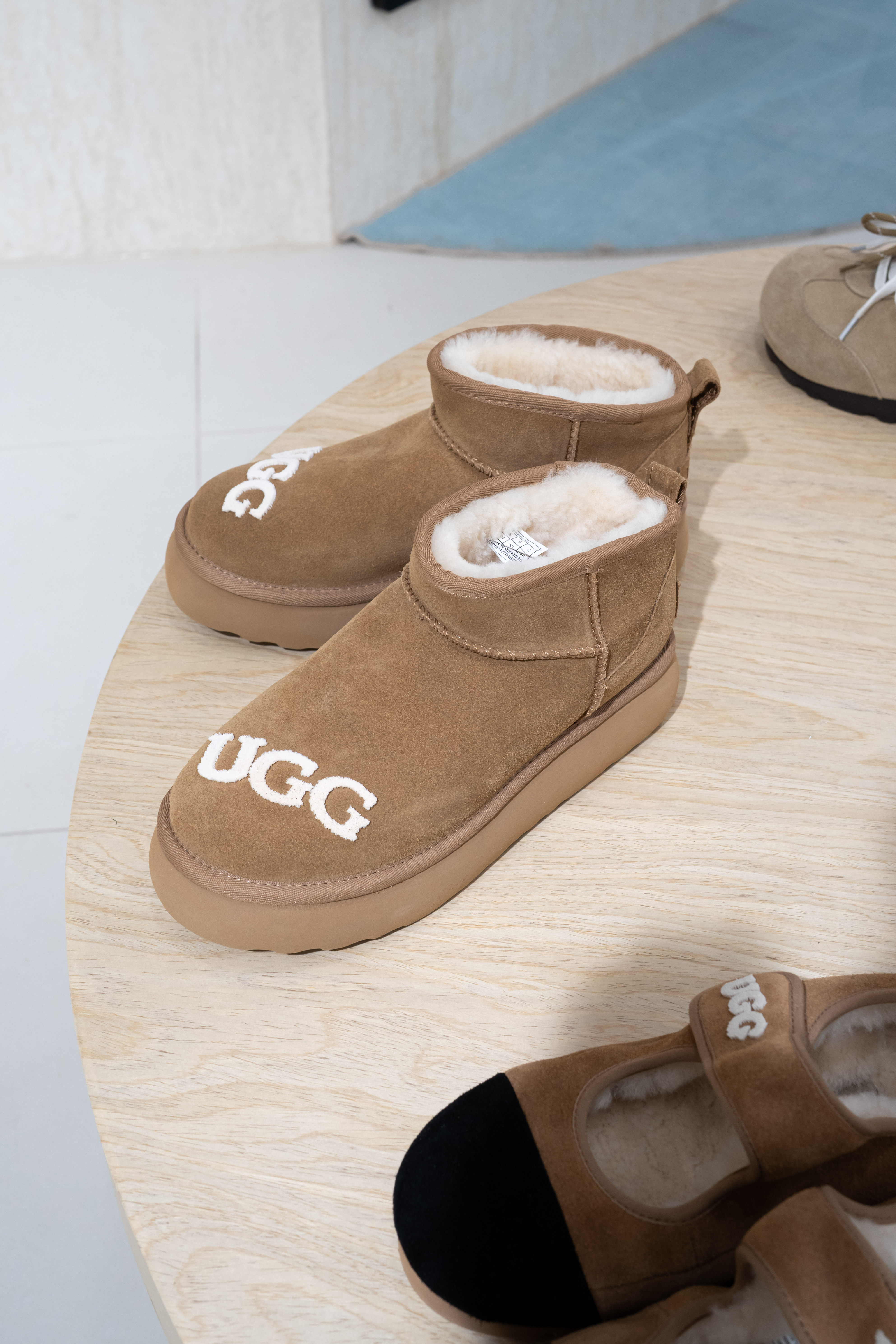 【2色入】UGG Ozlana Logo Cake-Shaped Platform Boot
