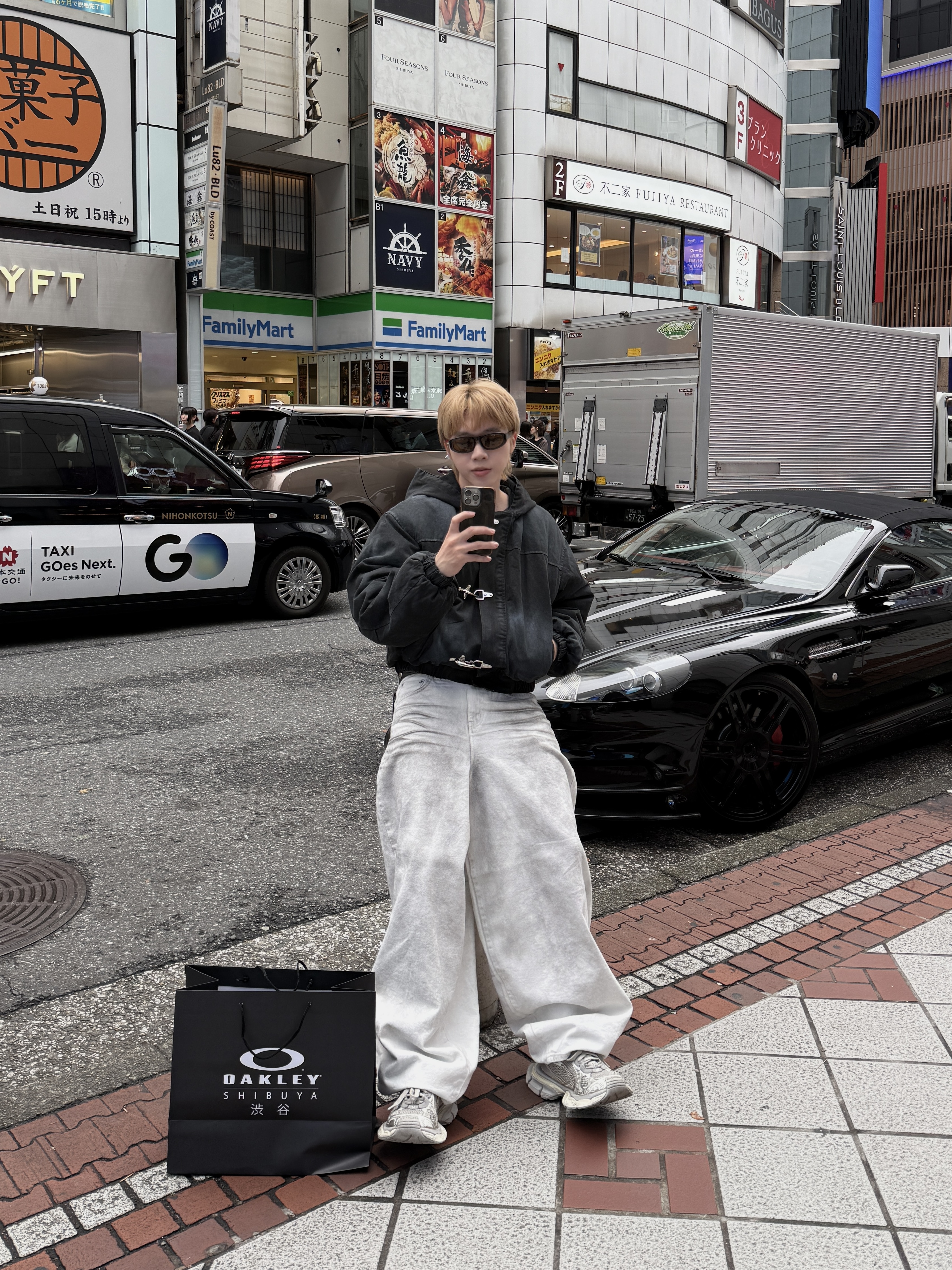 髒水洗 裂痕造型 寬鬆彎刀牛仔褲（部分現貨）