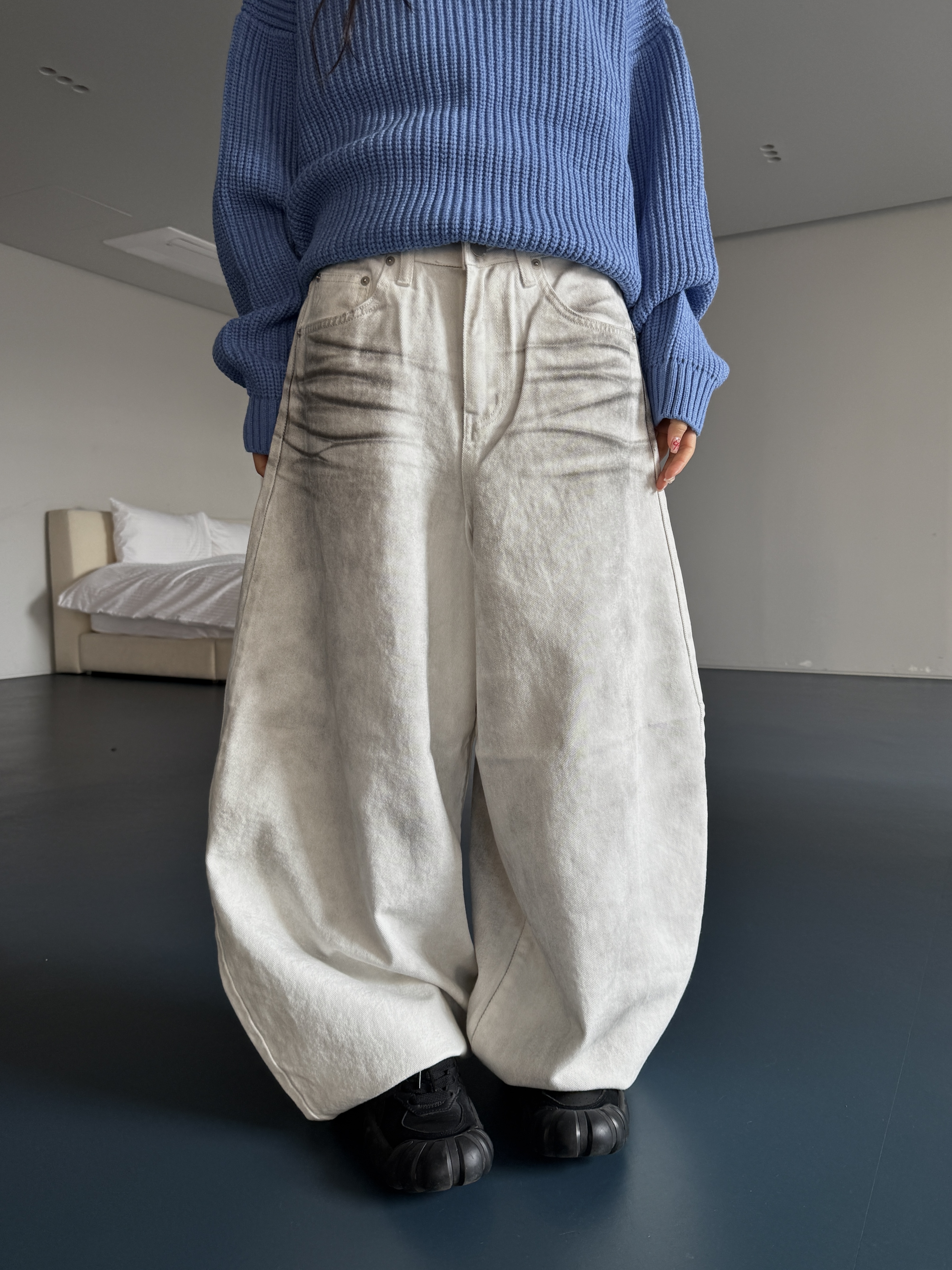 髒水洗 裂痕造型 寬鬆彎刀牛仔褲（部分現貨）