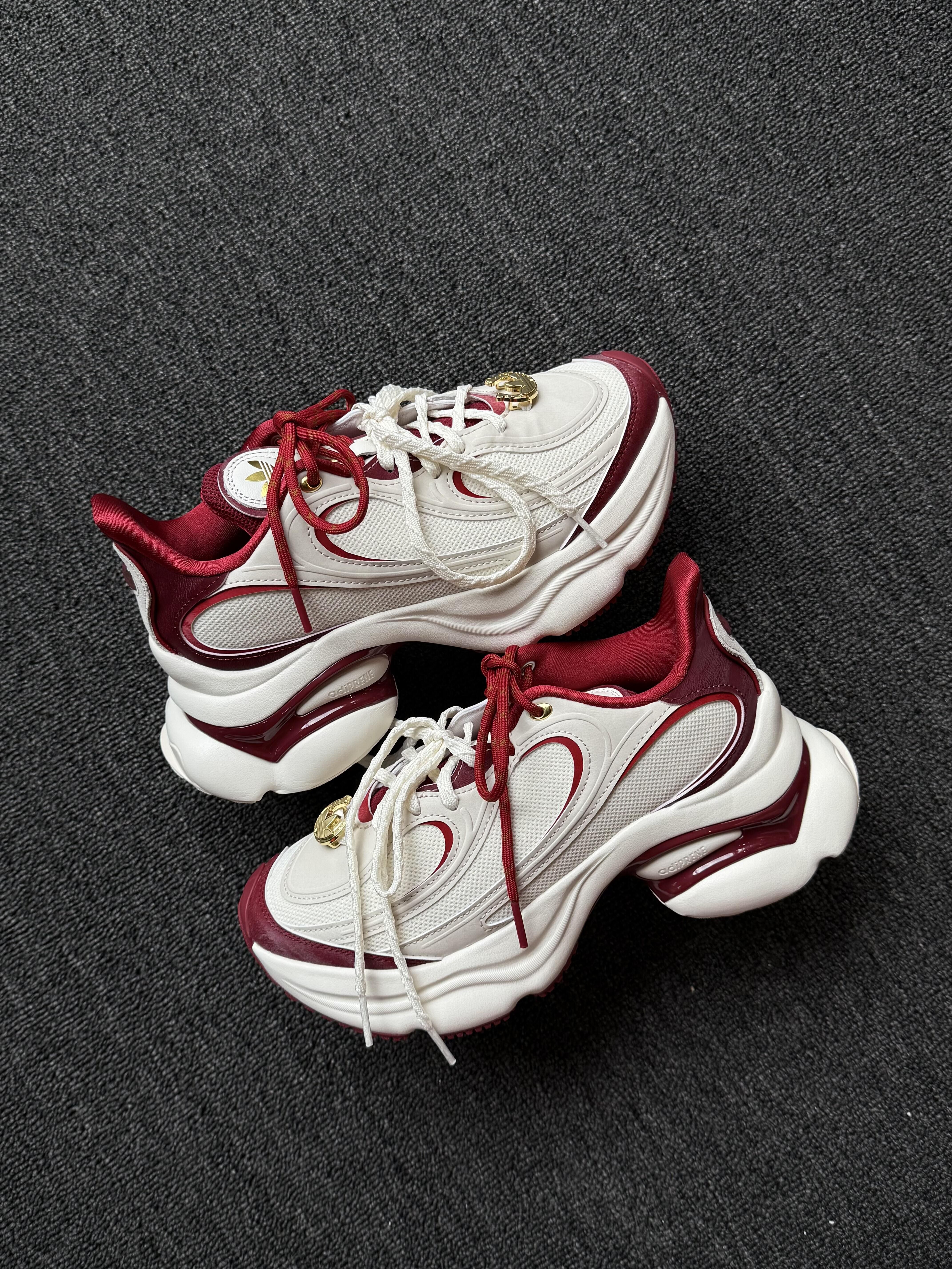 Adidas Originals Ozvenuz 馬年限定 奶油白 紅色 白紅色 雙鞋帶 馬蹄鞋扣 厚底 復古 老爹鞋 浮蝶鞋 KI2801/預購