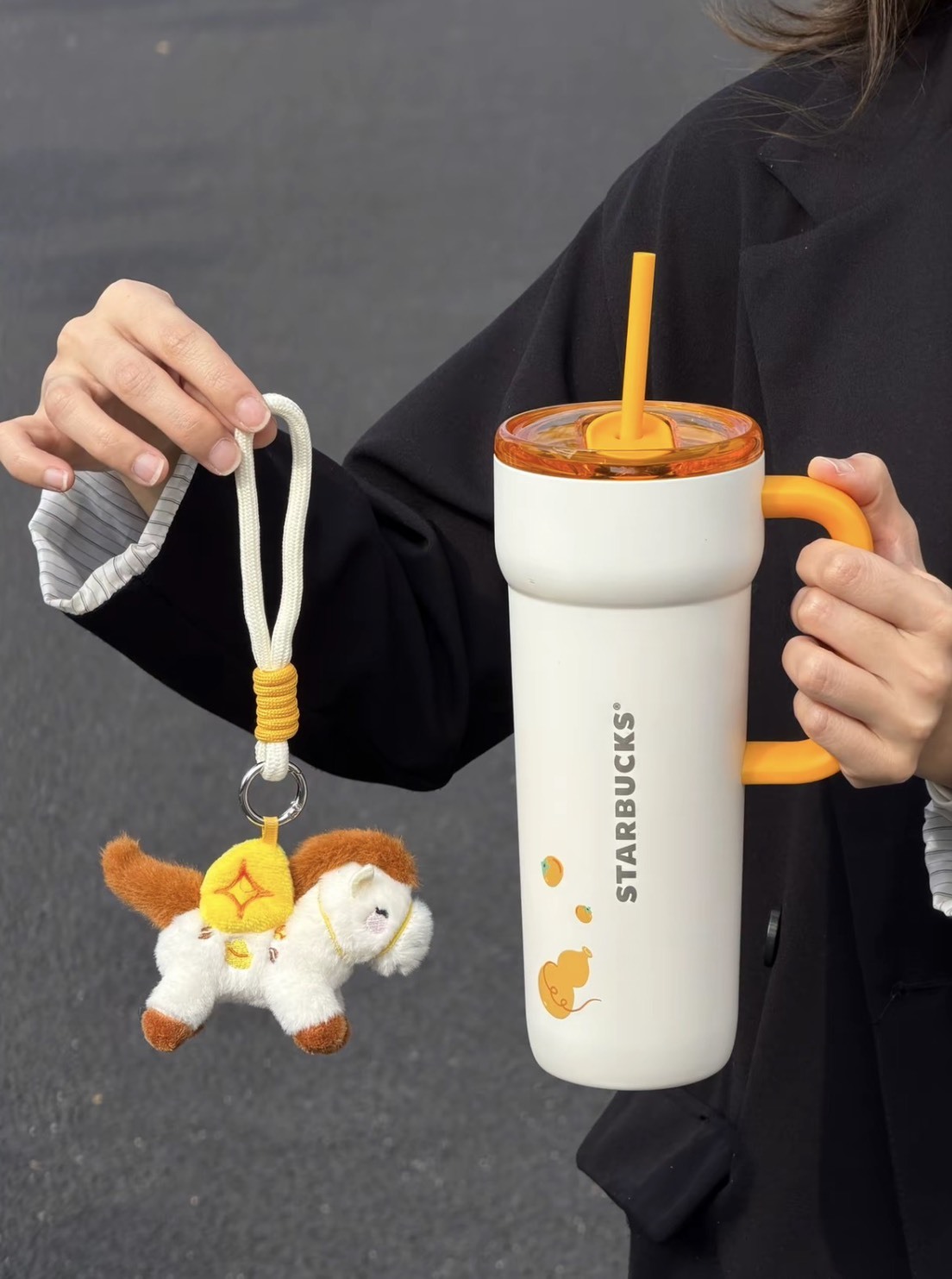 馬年限定 STARBUCKS 星巴克 馬上快樂系列 保溫杯 可愛小馬掛件 吸管杯 白色 790ML