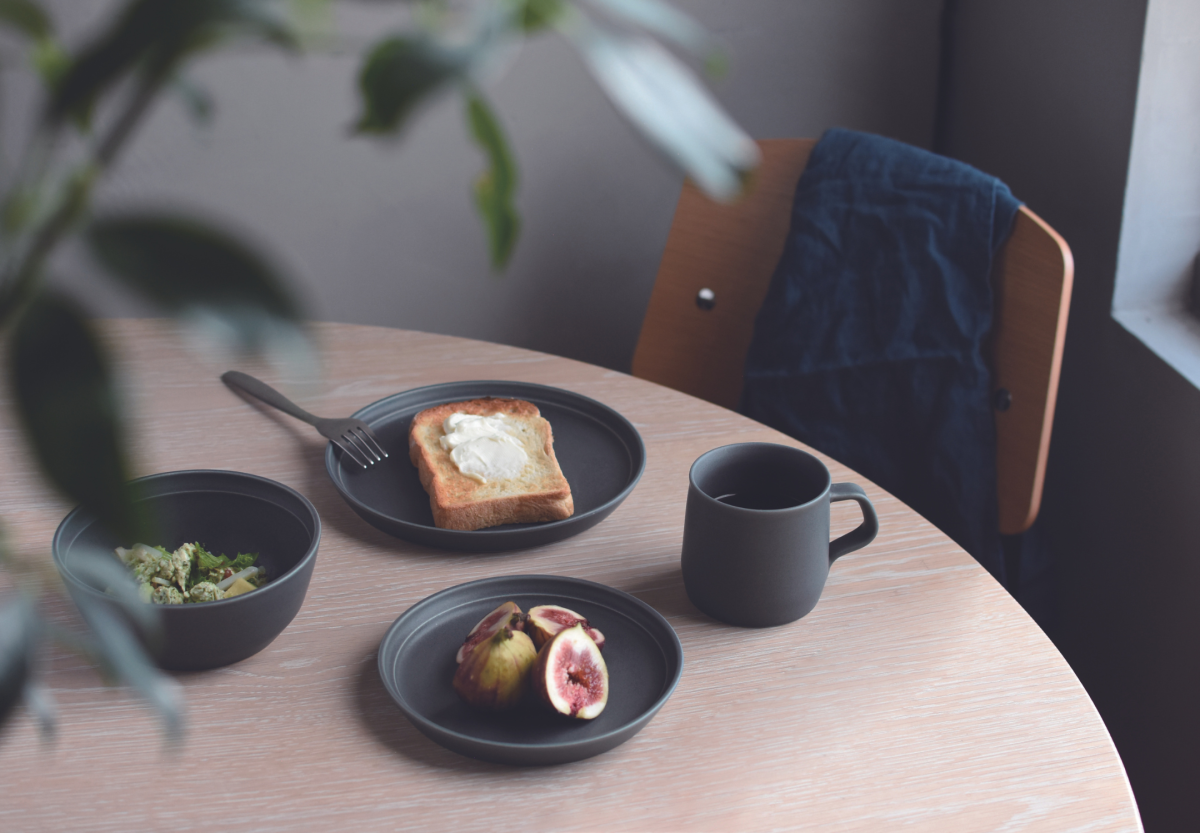 KINTO-FOG 深盤,深灰色,將迷離的光影透過日本職人手藝呈現,並隨窯燒的過程而展現更多不同層次