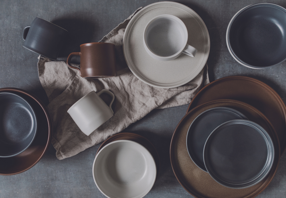 KINTO-FOG 深盤,質樸的大地色系作為主調,質地細緻的陶瓷材質,啞光色釉料彷彿晨霧迷濛