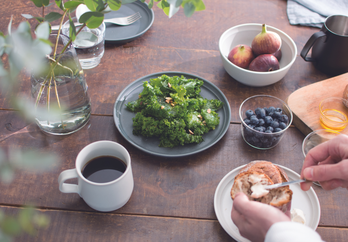 KINTO-FOG 深盤,同系列包含低調不失美感的清新風格的馬克杯與餐皿。