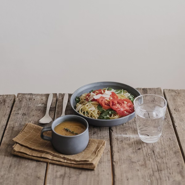 KINTO-FOG 深盤,搭配純淨素雅色彩,更能襯托料理的色澤與美味