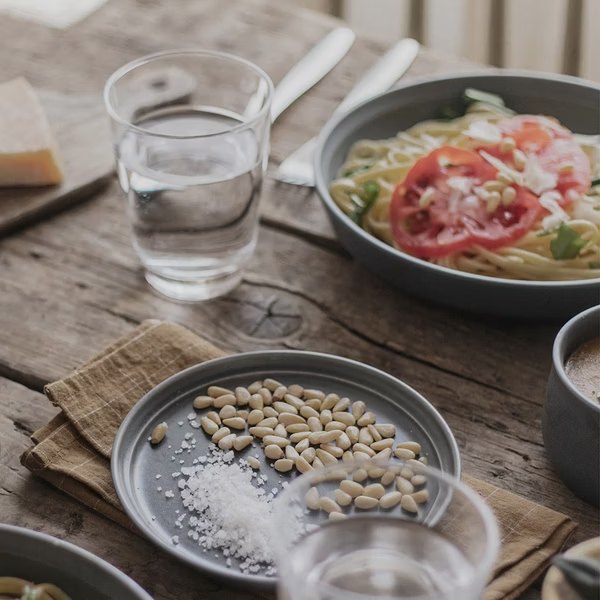 KINTO-FOG 深盤，營造輕快明亮的餐桌氛圍，帶來食指大動的享食時光。