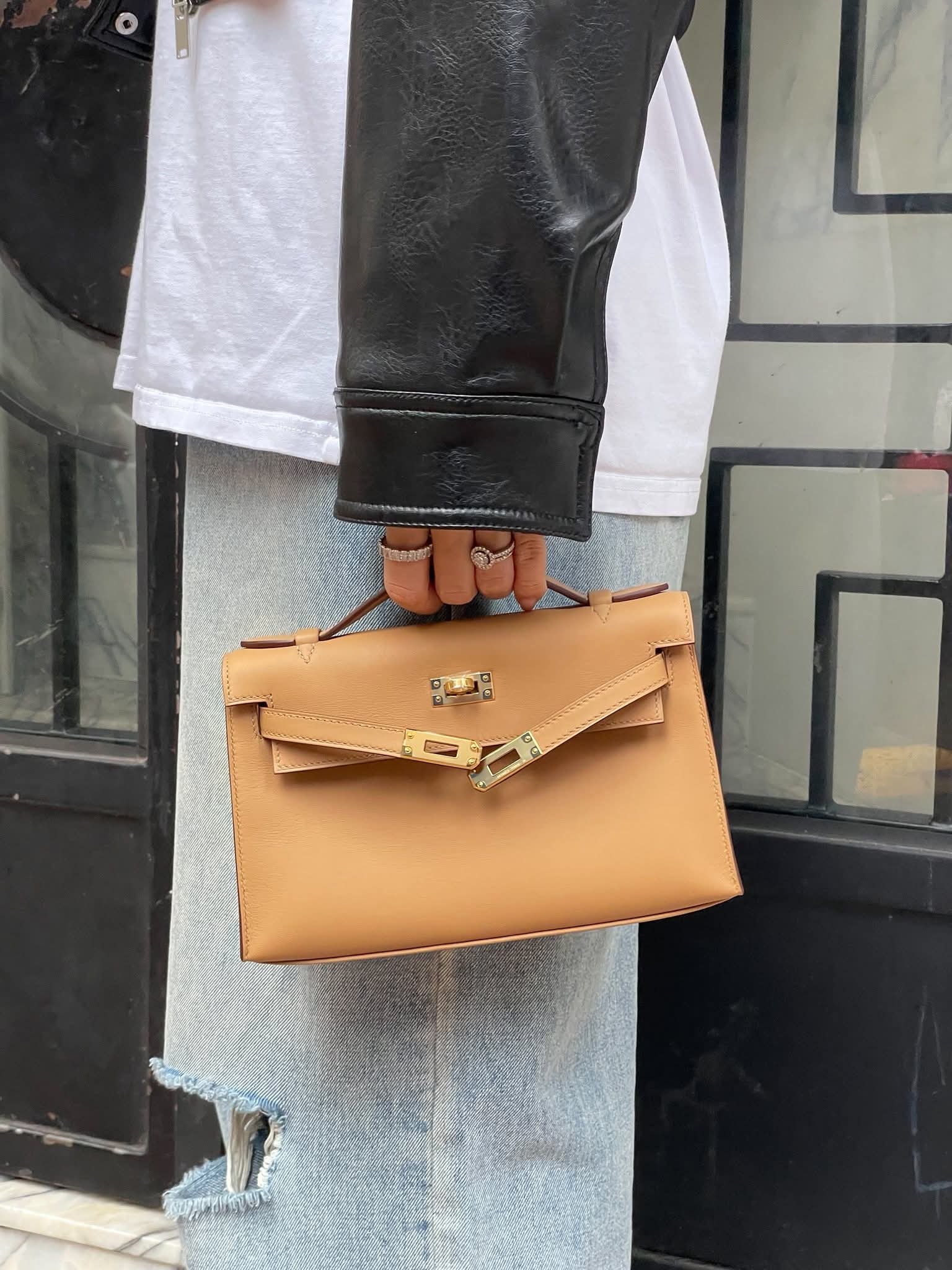 Hermès Kelly Pochette  Swift Leather Biscuit (4B) GHW HK$13x,xxx  詳情請PM我哋 (HK$2,000 立即落訂)