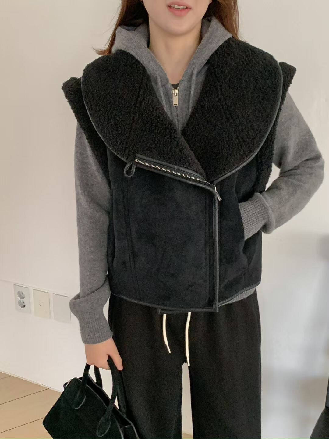 配色QQ毛領片造型麂皮背心外套 / 2色