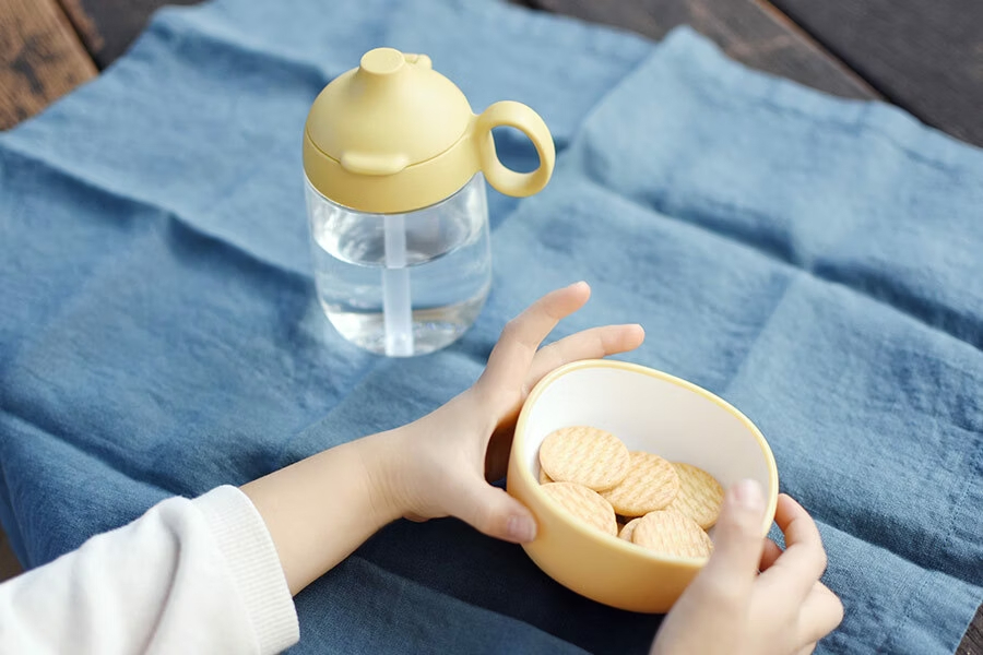 KINTO-BONBO 餐碗，日系簡約造型，並運用色彩及圓潤弧度展現出小孩特有的玩心。