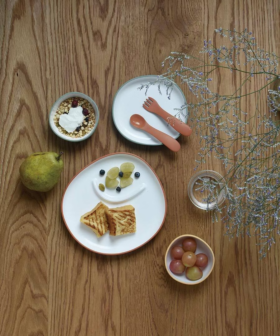 KINTO-BONBO 餐碗，共三色：柔和的粉灰藍、粉黃和粉橘，帶來舒適稚嫩的視覺感受。