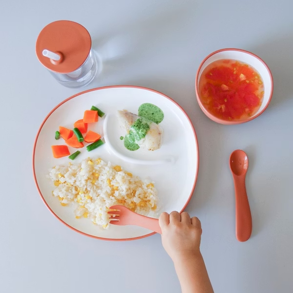 KINTO-BONBO 餐碗，粉橘色，一貫的日系簡約造型，運用飽和色彩與圓弧度展現設計風格