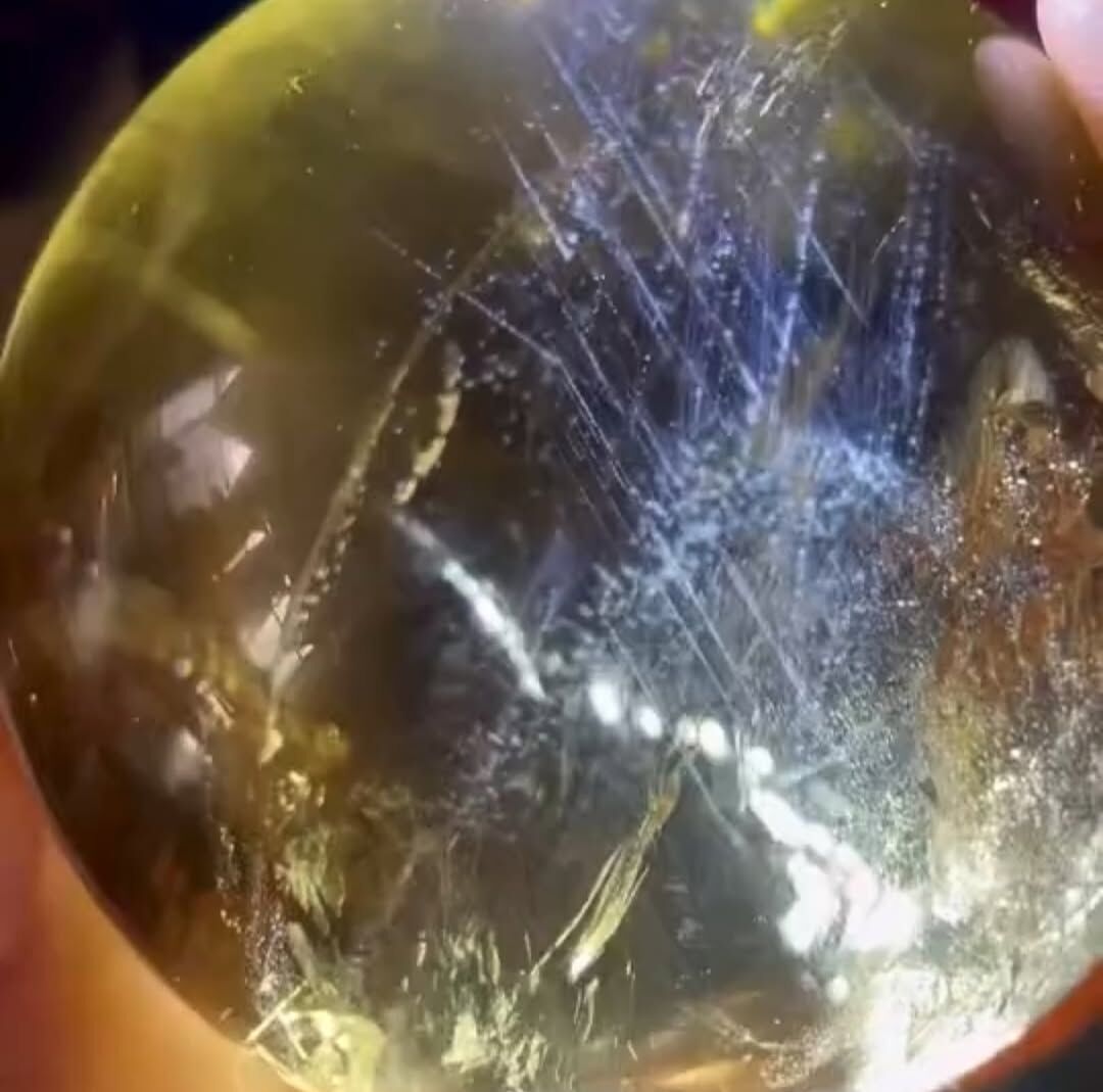 [原石] 塔山黃水晶共生藍針（內部藍針呈現稀有山型） 水晶球