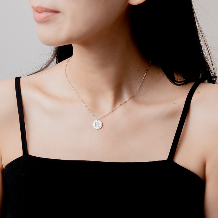 miramira字母｜白鋯石圓牌字母R項鍊B5046-銀14681