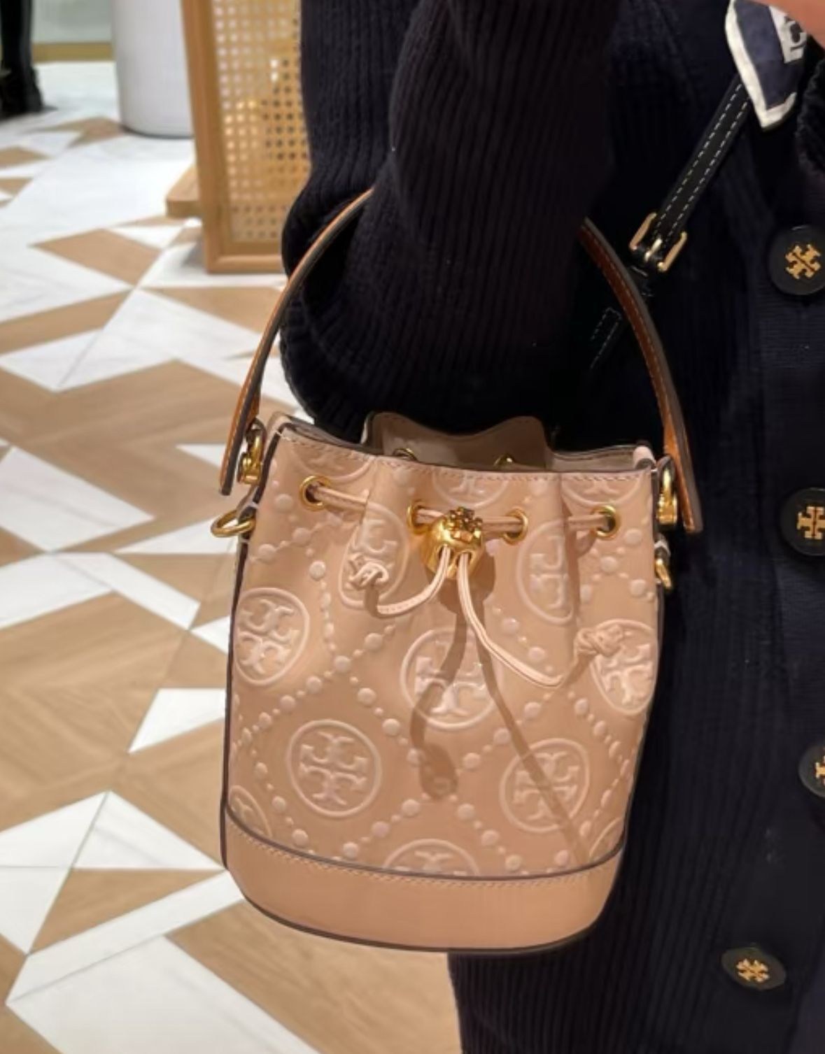 【預購】Q123009 Tory Burch 橘色  迷你 T 字母壓花水桶包