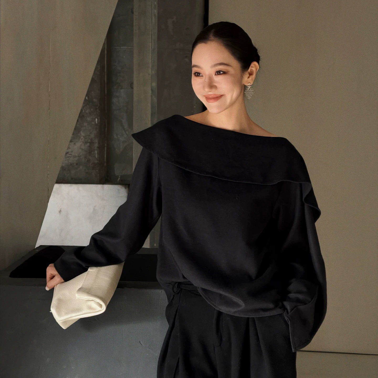 反摺領片造型寬鬆氣質感長袖上衣-S-L (Elegant & Love)