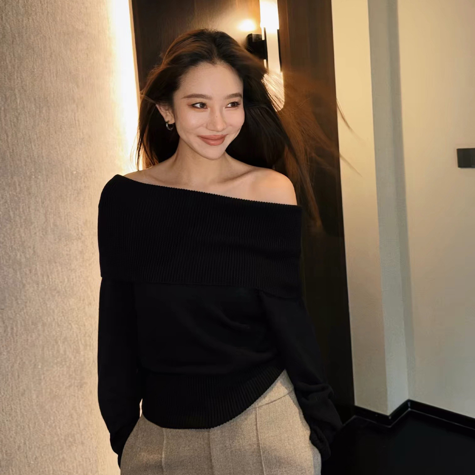 經典黑反摺露肩一字領針織上衣-S-L (Elegant & Love)