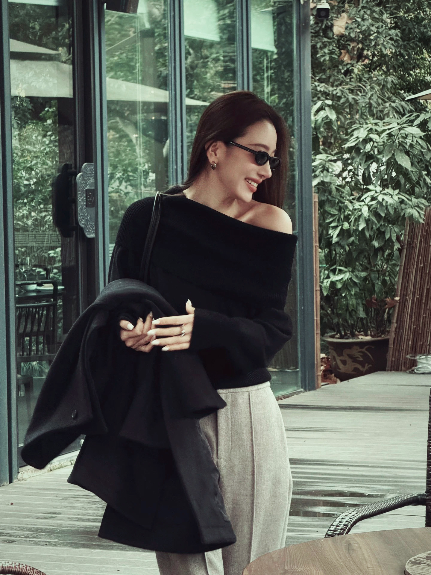 經典黑反摺露肩一字領針織上衣-S-L (Elegant & Love)