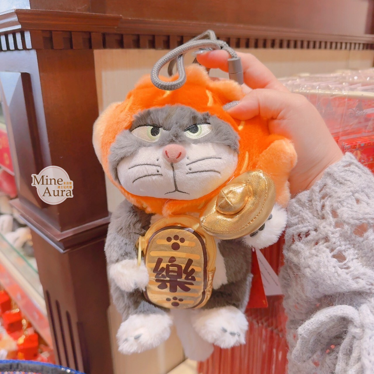 2026 新春限定 路西法 魯斯佛 Lucife 壞貓咪 絨毛 娃娃 造型 斜背 小包 -香港迪士尼樂園