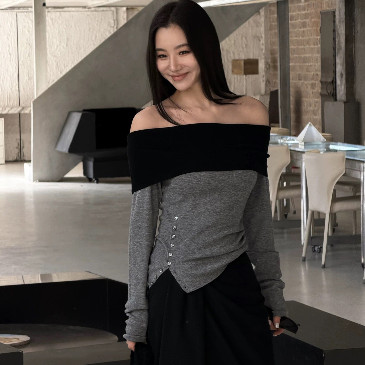 質感灰露肩反摺一字領側排釦上衣-S-L (Elegant & Love)